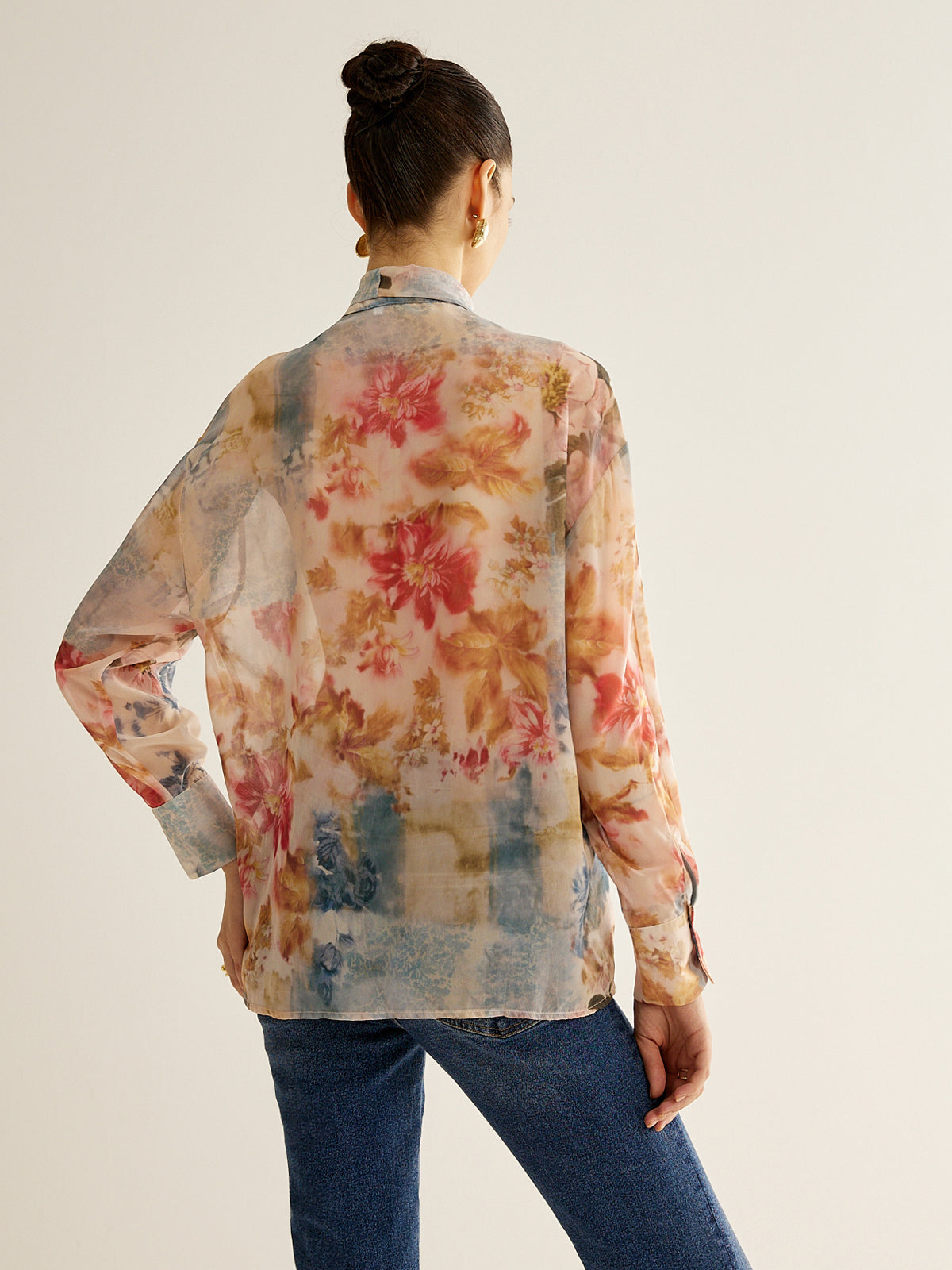 Thin shirt with a tied collar in a romantic style