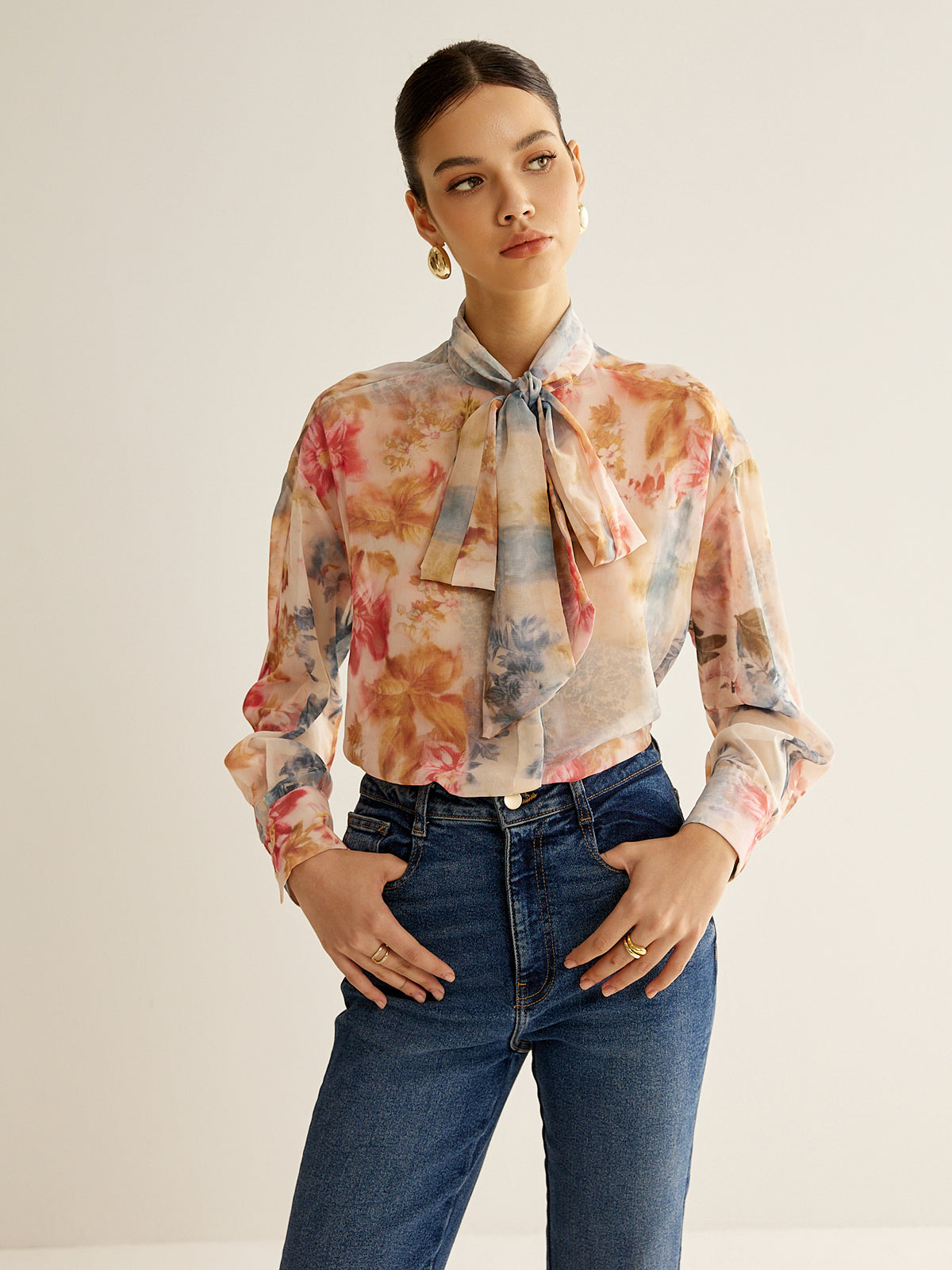 Thin shirt with a tied collar in a romantic style