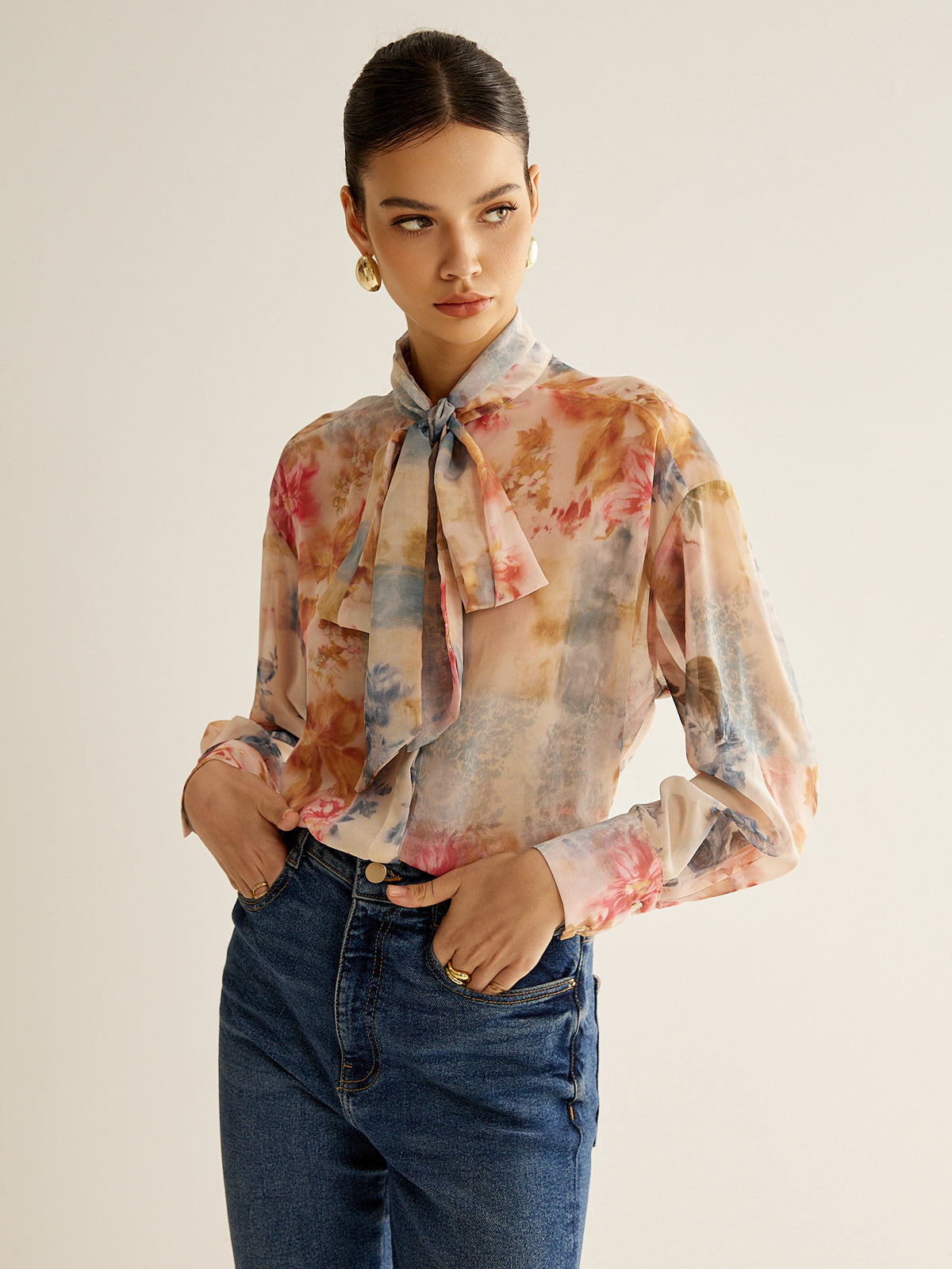Thin shirt with a tied collar in a romantic style