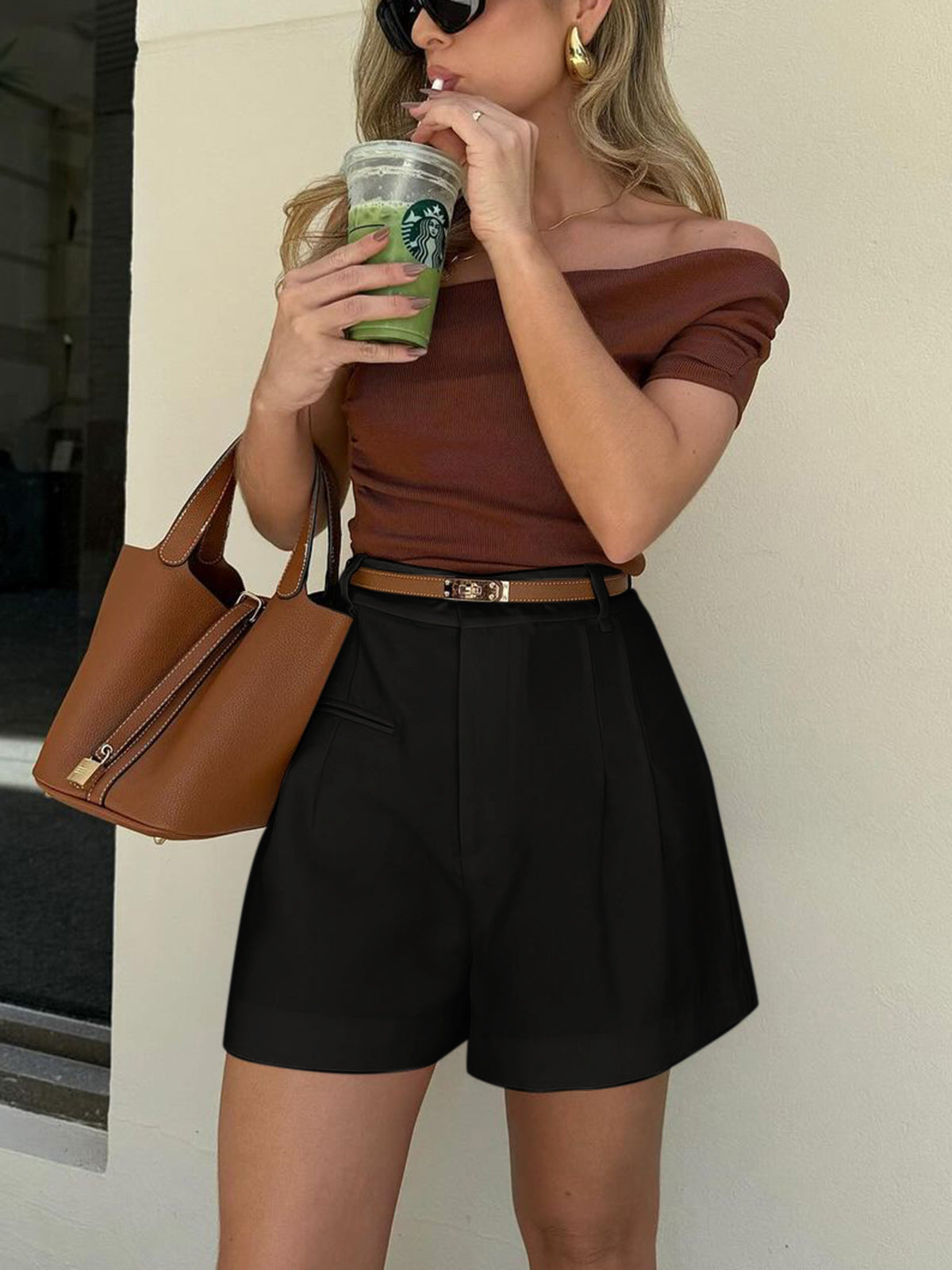 Casual Mid-Rise Shorts Without a Belt