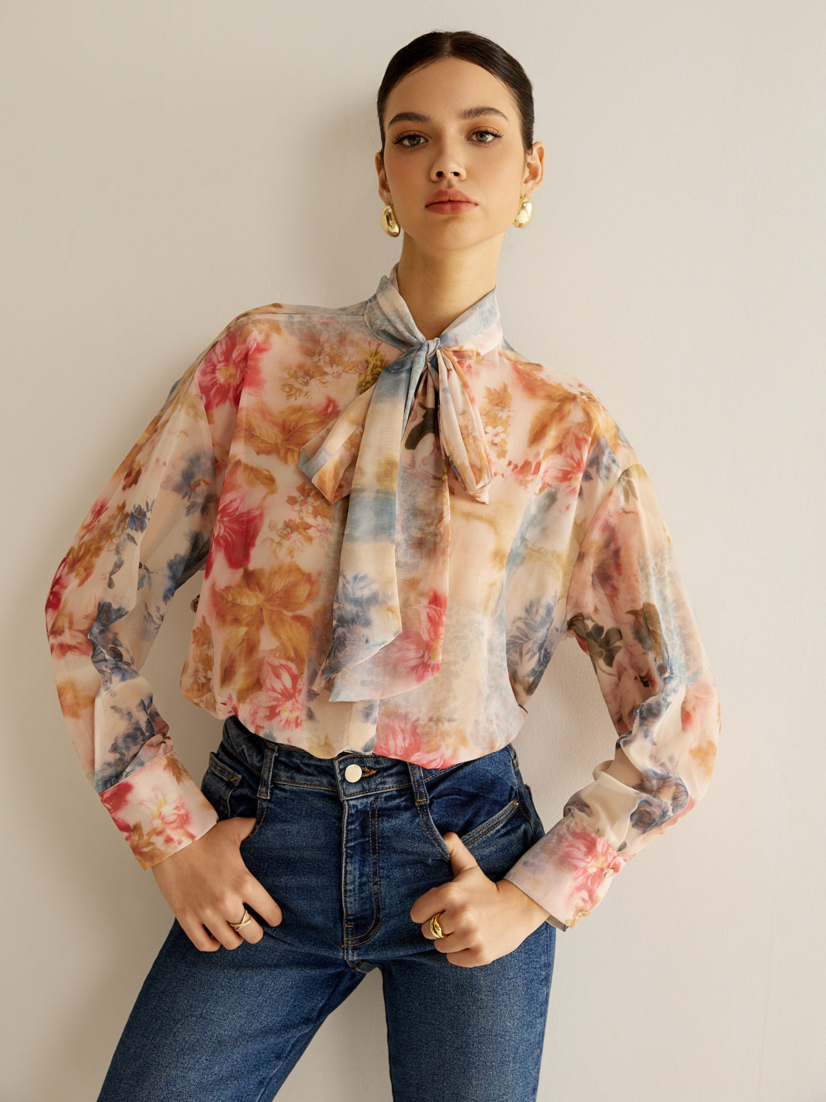 Thin shirt with a tied collar in a romantic style