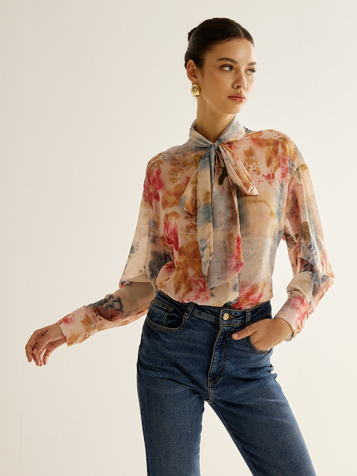 Thin shirt with a tied collar in a romantic style