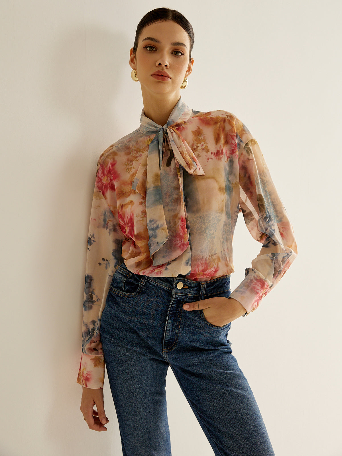 Thin shirt with a tied collar in a romantic style